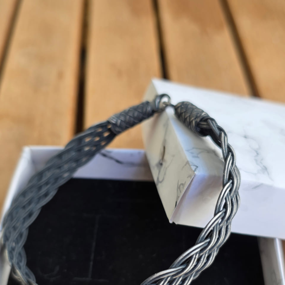 Photograph of the bracelet, view 7