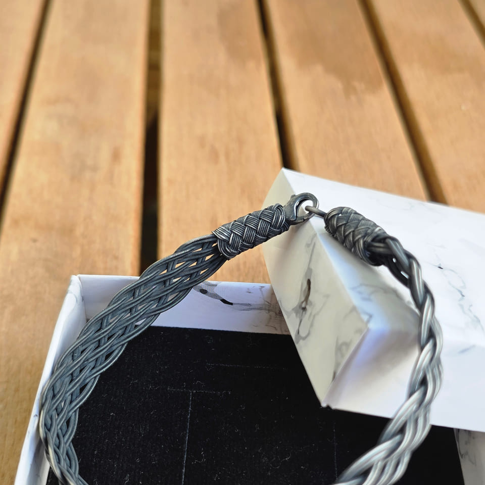 Photograph of the bracelet, view 8