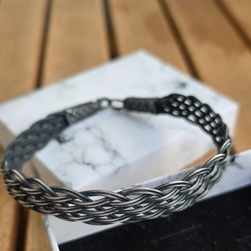 Photograph of the bracelet, view 9