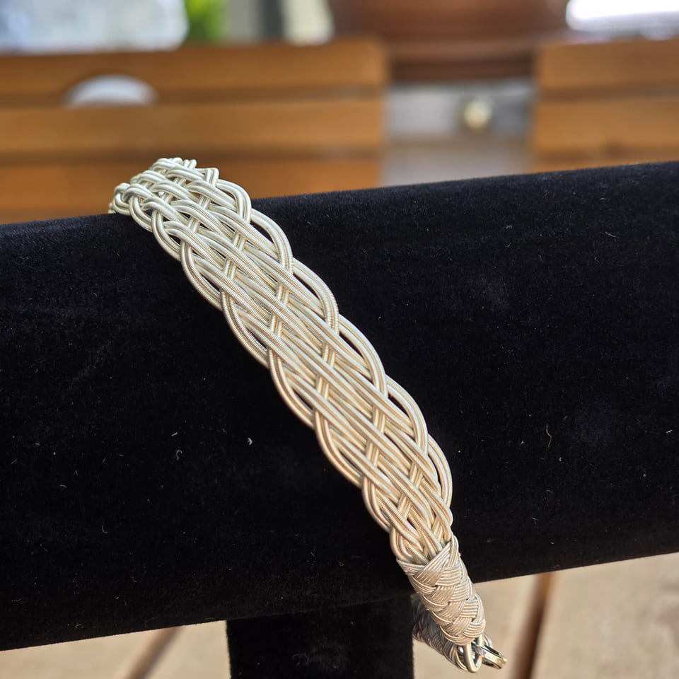 Photograph of the bracelet, view 4