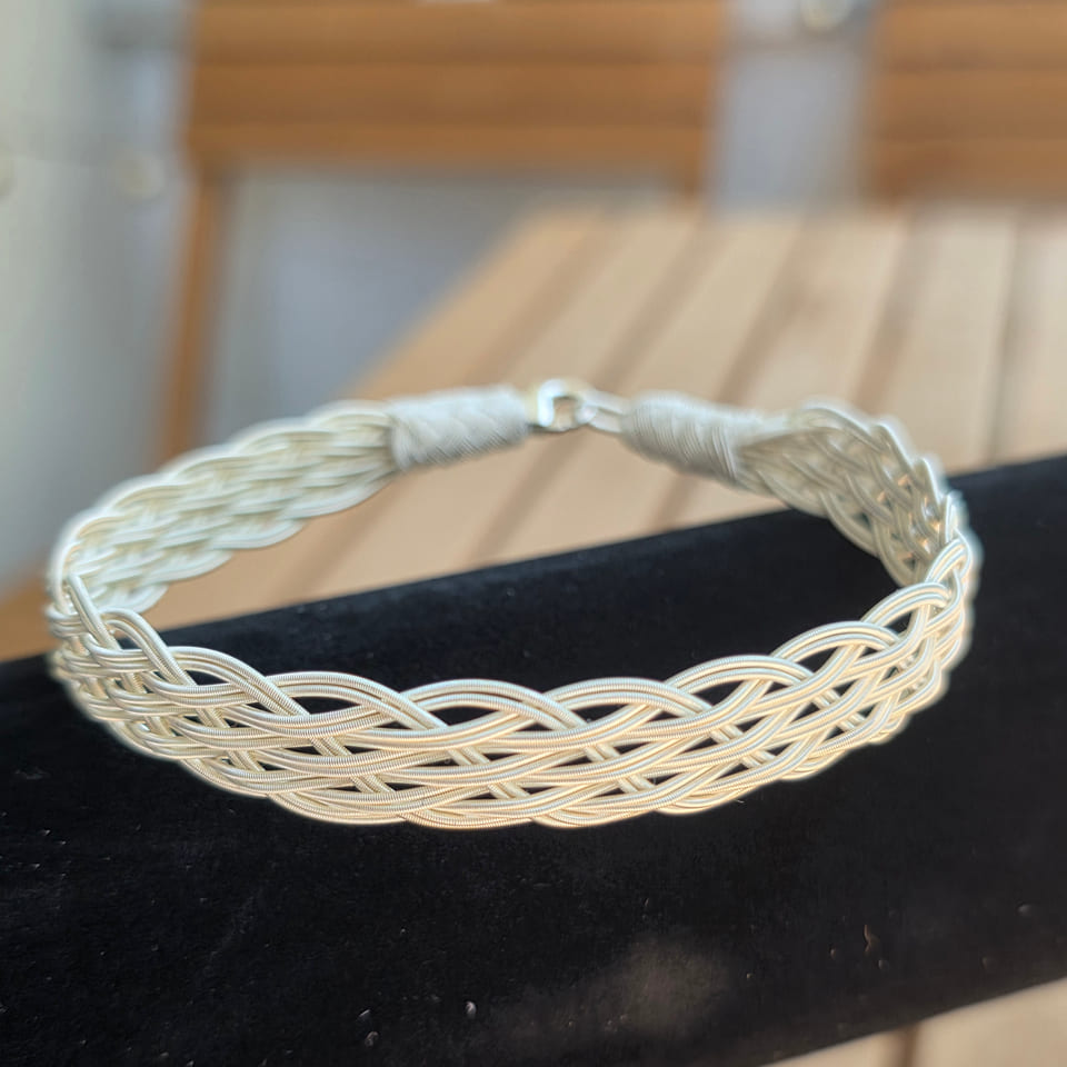 Photograph of the bracelet, view 7