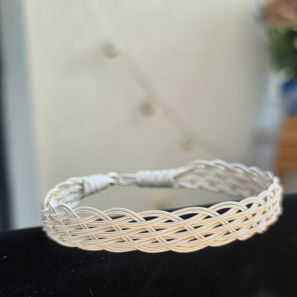 Photograph of the bracelet, view 9